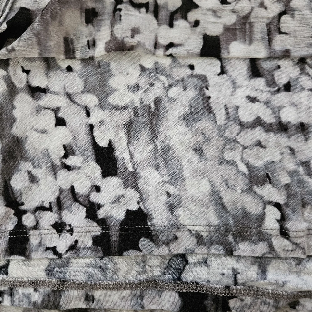 Simply Vera Vera Wang Women's Black and Gray Floral Patterned Top Size L - Picture 4 of 6